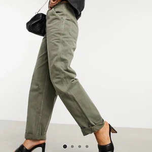 Gröna chinos - Kakifärgade chinos från Asos design! Storleken är 38🥰🥰🥰