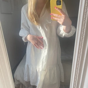 Klänning - Säljer denna randiga klänning från mango🤎