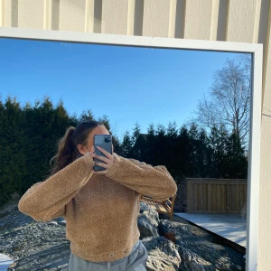 Teddy tröja  - Säljer denna mysiga Teddy tröjan då jag inte använder den längre, använd cirka 5-7 gånger men har inga fläckar eller lösa trådar, bra skick.😊