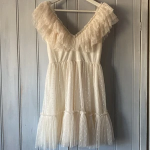 Klänning   - INTERSSEKOLL på den finaste klänningen! Pga att den är för urringad för min smak så behöver jag sälja denna fina klänning. Klänningen kommer från märket Åberg Copenhagen och är helt NY. Har ännu inte bestämt mig för ett pris (därav den konstiga prissättningen) Klänningens rätta färg är på bild 1, alltså är den mer krämvit än vit. Den är i storlek S men kan tänka mig att den passar båda större och mindre, beroende på önskad passform. Bara att höra av sig vid intresse och/eller frågor!💛 Budgivning