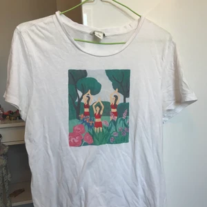 Monki T-shirt m tryck - Så fin tröja från monki med jättegulligt tryck i fram, storlek S! 