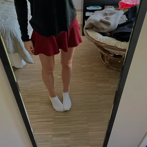 Pull and bear kjol - Super snygg och cool kjol från pull and bear 🐻 röd och svart rutig med inbyggda shorts undertill! ❤️❤️ helt oanvänd med lappen kvar!!!
