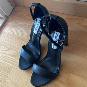 Steve Madden klackskor - Oanvända svarta äkta Steve madden klackskor i storlek 36. Möts helst upp på plats samt att betalning sker på plats.