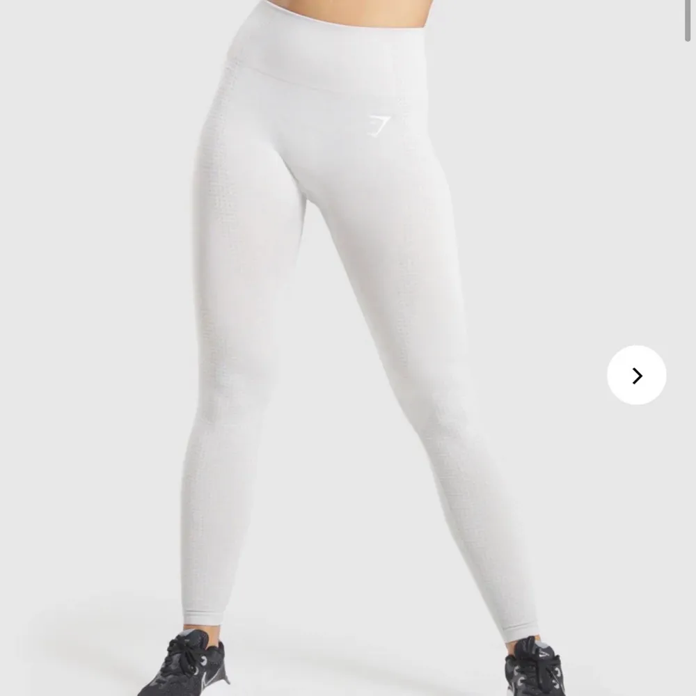 Vita/ jätteljusgrå vital seamless tights från gymshark i storlek M . Övrigt.