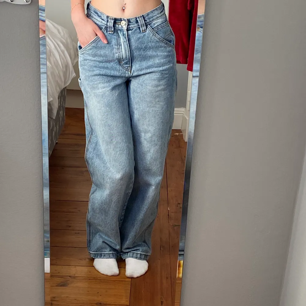 Ascoola lightwashed cargo jeans från Brandy Melville. Köparen står för frakt💗. Jeans & Byxor.