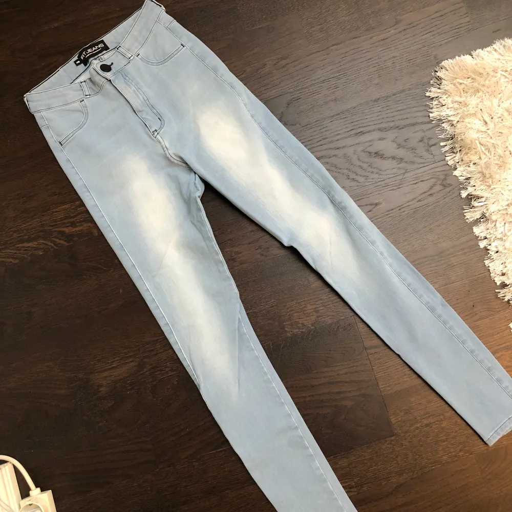 Oanvända från FITJEANS! Har tre olika färger. Arctic blue, bleach blue och light blue. Nypris 1400kr. Superstretchiga, storlek xs passar även s. ⭐️kolla på deras instagram, där finns tusentals bilder på hur dom ser ut/vilken färg/storlek!!⭐️. Farkut & Housut.