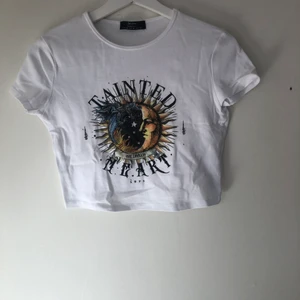 Bershka topp - Topp från bershka med tryck på framsidan . Köpt för ca 2 år sedan men bara använd 1 gång. Storlek M men liten i storleken så passar xs-s bättre.