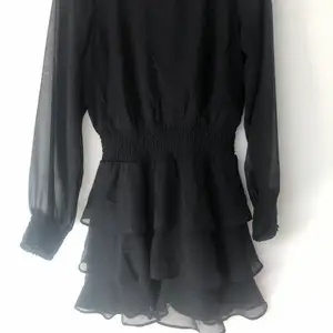 Supersnygg svart klänning från Gina. Köpt för några år sedan men har tyvärr blivit för liten för mig. Använd några gånger men fortfarande i toppenskick. Passar Storlek Xs-S/34-36