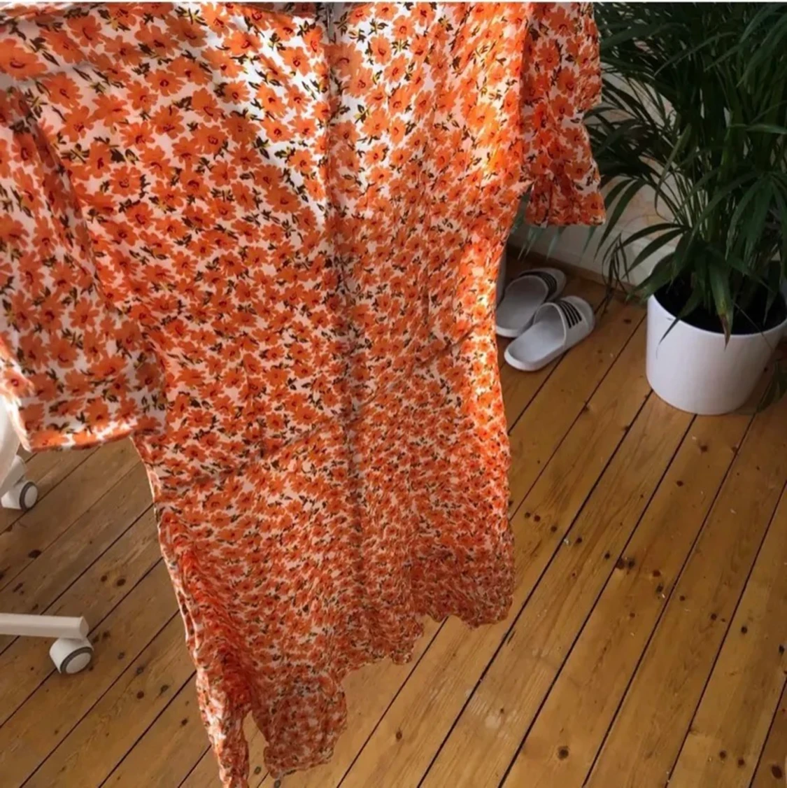 Orange blommig klänning  - 91