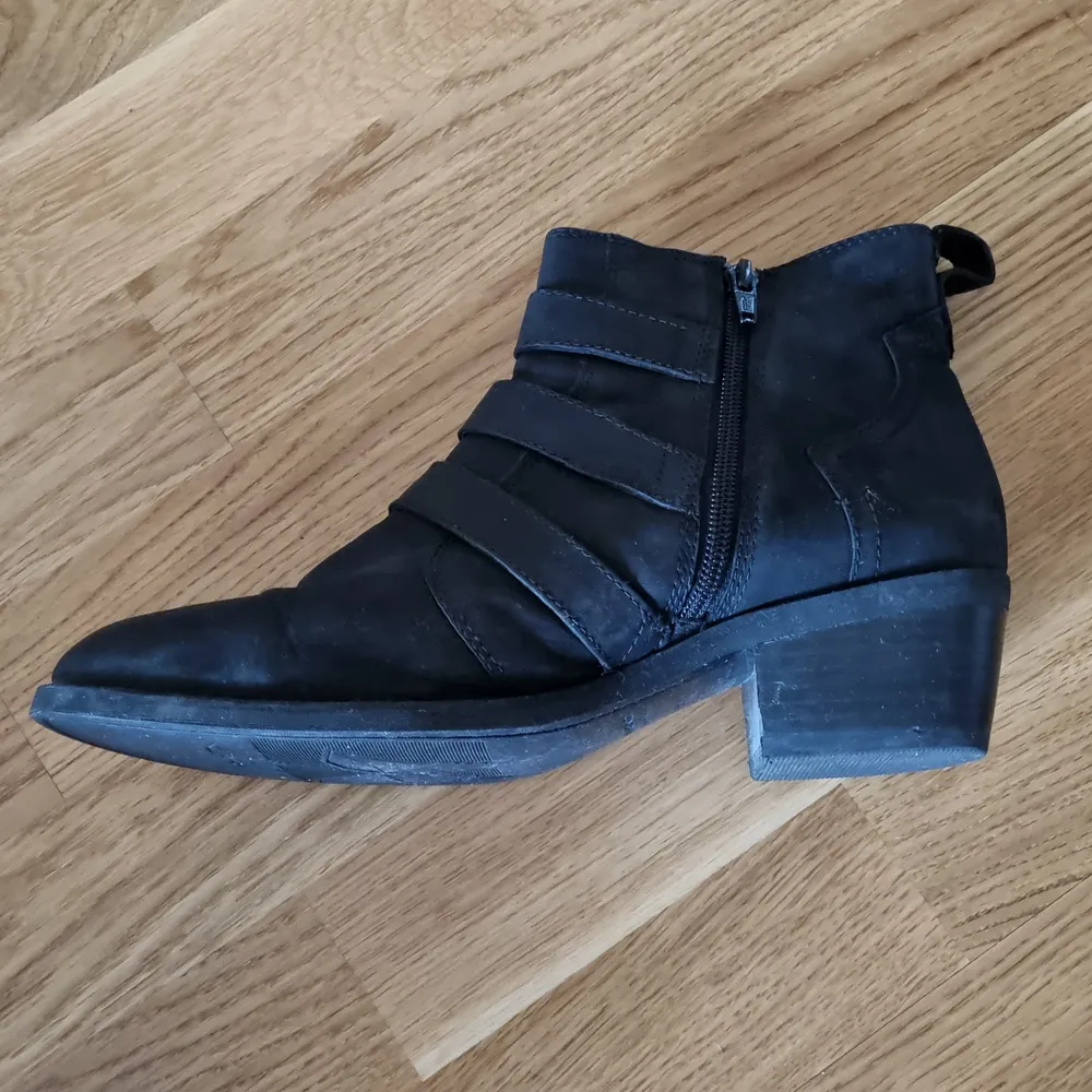 Boots/stövletter i nubuck (läder) från Vagabond, storlek 39. Innermått 25 cm. Använda en gång, som nya! Inget att anmärka på.. Skor.