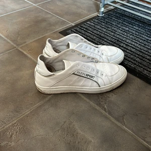 Plein sport skor  - Ett par fina plein sport skor med kvitto och storlek 44, saknar sko snöre.