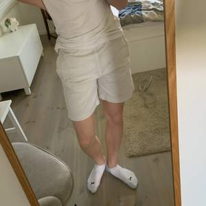 Vita shorts från weekday, storlek: XS men något stor i storleken så är mer som en S i passform, 100% bomull, finns en liten fläck men syns inte så mycket