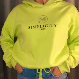 Ginatricot neon grön hoodie! STL XXS - En snygg cool neon grön hoodie i bra kvalitet. Den är från ginatricot o köpte den för några år sen knappt använt då jag inte gillar att sticka ut där av säljer jag den. Väldigt bekväm!