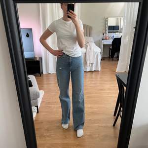 Snygga blåa jeans från New Look Tall! Väldigt sparsamt använda och säljer nu då dom är för små! Byxorna är i väldigt fint skick!  Jag är 178 cm lång. 