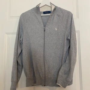 Polo Ralph Lauren - Säljer denn snygga zip tröja från Polo Ralph Lauren. Den är i väldigt bra skick. Storlek M men passar bättre för S då den är liten i storlek. Köpt för 1000kr. Frakt tillkommer. Hör av er vid frågor