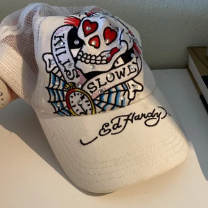 Ed Hardy keps - Vit Ställbar Ed hardy keps med strass i fint skick! Köparen står för frakten 