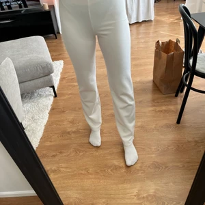 Kostym byxor - Vita kostym byxor från Nelly! Använda en gång så i nyskick! Byxorna är som syns lite genomskinliga men funkar med ett par beiga trosor/ underbyxor. Jag är 178cm lång!