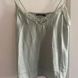 Linne med spets - Linne med spets från Rut&Circle i strl S. Nästan aldrig använt. Frakt ingår i priset💗