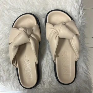 Super snygga Mango sandaler 🩴  - Jag älskade den här köpte dem förra vintern men hann inte ha dem en enda gång och nu är dem för små. Hoppas att ni vill ha dem högsta bud får dem.❤️