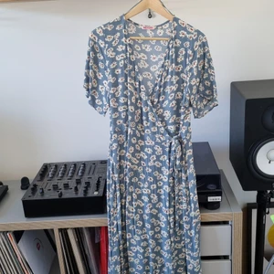 Blommig klänning stl M - Säljer fin långklänning från Indiska. Ej använd. Storlek M. Säljer pga färgen pssar inte mig. Jättefint och luftigt tyg. Köpare betalar frakt.