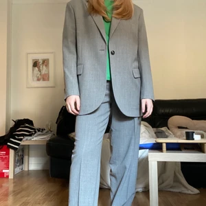 Kostym - Ursnygg oversized kavaj och kostymbyxa! Påminner lite om Djerf Avenue:s gråa kostym. Storlek 42 men skulle säga att det passar en small/mindre medium.