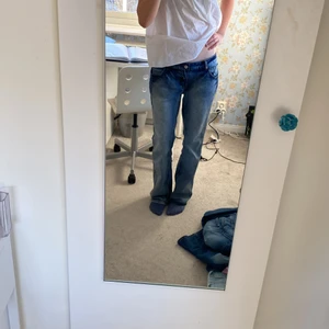 Lågmidjade jeans - Ascoola lågmidjade bootcut jeans med snygga bakfickor som tyvärr är för stora för mig! Använts sparsamt och inga defekter🥰 kontakta för mer information!