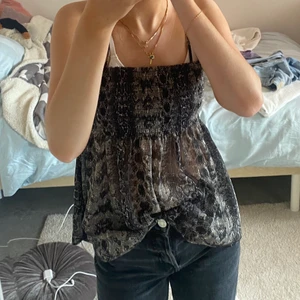 Topp - Sött linne köptes på en second hand i storlek 38 men liten i storleken, resor upptill o sedan ett lite mer seethrough nertill