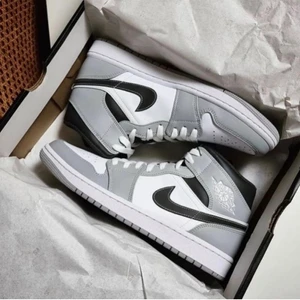 JORDAN 1 MID LIGHT SMOKE GREY ANTHRACITE - JORDAN 1 MID LIGHT SMOKE GREY ANTHRACITE🐺  TILLGÄNGLIGA STORLEKAR⬇️  • EU40 • EU40,5 • EU41 • EU42 • EU42,5 • EU43 • EU44 • EU44,5 • EU45 • EU45.5 • EU46  • PRIS FRÅN 2199kr - 2699kr   • SKRIV TILL OSS I DM OM DIN STORLEK SAKNAS   • VI NÅS VIA DM FÖR EVENTUELLA FRÅGOR ELLER FUNDERINGAR ! • VI FINNS PÅ INSTAGRAM @erisneakers  #erisneakers 