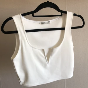 Sommarlinne!!☀️🤩 - Linnet är från Nelly, så fint och snyggt, men det är lite stort för mig runt bysten. Är en S men passar även XS. Använt några gånger men det är i bra skick🌟😍