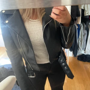 Skinjacka  - Jättefin skinjacka från zara som jag köpte i höstas, storlek S!!