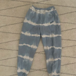 Mjukisbyxor från Pull&Bear i storlek M - Något användna men forfarande bra skick. Passar bäst för storlek S/XS. 