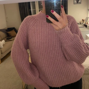 Rosa stickad tröja - En snygg stickad tröja till sommaren💖 Den är från Pieces men är köpt på Vero moda. Strl M. Använd max 2 ggr, så är som ny💖 Så snygg till vit kjol tex! Svårt att få med rätt nyans på bild, men det är en fin och skulle säga en rätt unik rosa ton på tröjan! Säljer då den inte används!