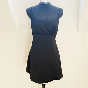 Motel miniklänning - Snygg klänning från Motel som knyts i sidorna. Finns många olika sätt att knyta den på, och jag brukar knyta den baktill (se sista bilden). Verkligen supersnygg, har tyvärr ej kommit till användning dock. GRATIS FRAKT! 💕