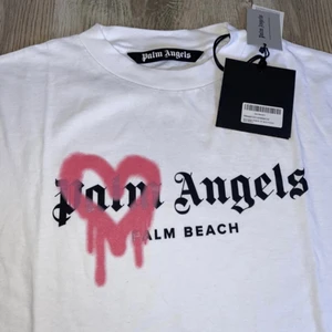 Palm Angels tshirt - Aldrig använd med lapparna kvar, storlek S men satt lite större på mig. Köpt från Farfetch för 2300kr kvitto finns!