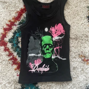 Coolt linne - Supercoolt linne från darkside! Linnet är rubbat och har ett superhäftigt print!✨ Linnet är i strl M men skulle passa en S också! 