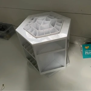 Sminkförvaring  - Sminkförvaring som snurrar från cocopanda, lite smutsig men går att göra rent. Nypris 599kr. Frakten kostar 99kr