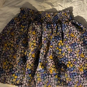 Hm kjol  - Ingen skada eller några fläckar och den är i bra skick stl xs-s skulle jag säga