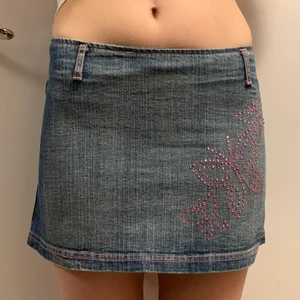 Y2k kjol - Så söt lågmidjad y2k kjol med söta rosa detaljer med rhinestones💝 