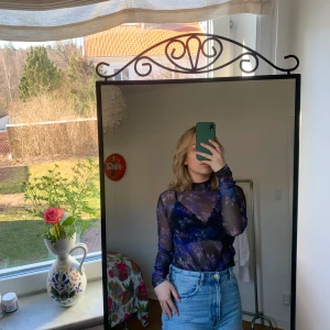 Junkyard Mesh Tröja - Junkyard mesh tröja med fjärilsårint, nån tråd som är lite sönder i ena ärmen men inget som märks!