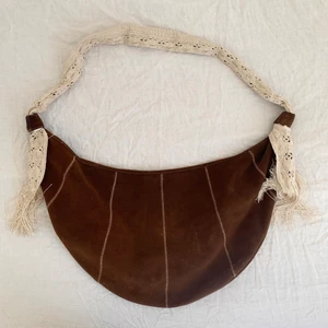Mocka väska  - Brun väska i äkta skinn från zara, den perfekta sommarväskan!! Kan mötas eller så står köparen för frakten. Kan tänka mig att gå ner till 150 vid snabb affär.