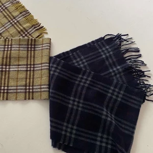 Burberry vintage halsduk - Två fina vintage halsdukar, klassiska färgen samt en fin blå färg