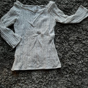 Wolford vit tröja  - Vit tröja ganska tajt passform och lite kortare i ärmarna. Har typ ett ribbat/räfflat mönster och är även lite genomskinlig. Skriv till mig om ni vill ha fler bilder eller har frågor❤️‍🩹