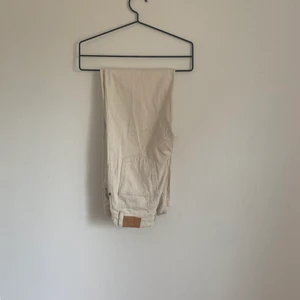 Vit/begia Wide Monki Jeans - Storlek 27. Passar mig (lite långa men fungerar), jag på bilden är 167 cm. Frakt ingår.