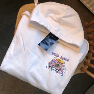 Hoodie  - Supernice hoodie från Brandy Melville i L/XL, oversize fit. Helt ny med prislapp kvar! 