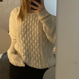 Stickad tröja - Jättefin, vit stickad tröja från Sellpy❤️ Använd två gånger!