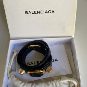 Svart balenciaga armband i skinn med gulddetaljer. Mycket sparsamt använt. 