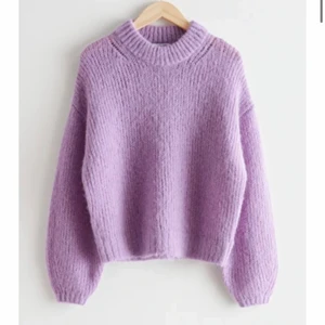 Lila stickad tröja - Säljer min lila stickade tröja från & Other Stories. Storlek XS, nypris 790kr. Den är i fint skick, inga defekter! Perfekt tröja nu till våren och sommaren☀️ Liknar den lila stickade från Ganni. Kontakta mig vid fler frågor💜