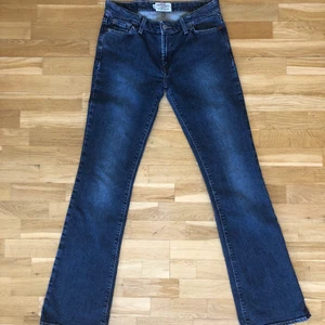 Crocker Originals vintage jeans - Säljer dessa jeans då de inte kommer till användning och de är i väldigt fint skick, de är i strl M och mid rise. Midjemåttet är 79 cm, innerbensläng 80 cm och ytterbensländ 103 cm. Pris kan diskuteras !💕