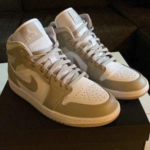 Jordan 1 mid linen ”college grey”  - Använda en gång så de är som nya. De är äkta. Köpte de för från restocks. Har kvitto ! Säljer de för 1800
