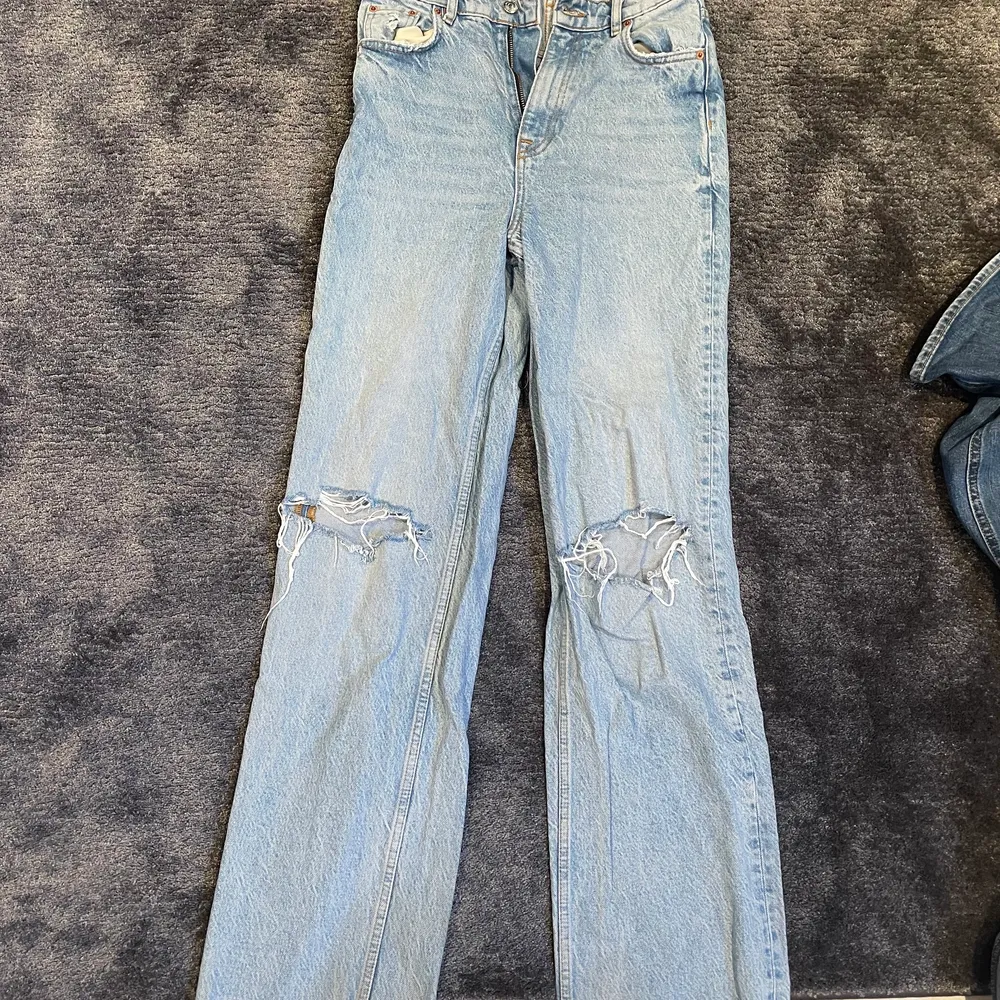 Så fina jeans från zara!! Var mina favvo men tyvärr är de för små nu. Strl 36 ⭐️ är 173 och de är lite långa på mig, går utmärkt att klippa i dom oxå om du vill ha kortare . Jeans & Byxor.